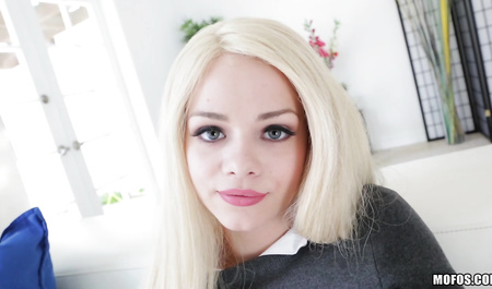 Elsa Jean accueille son amant pour du sexe hard et torride