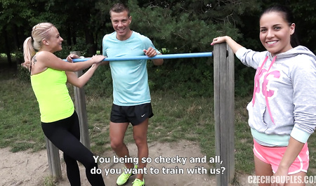 Des mecs de Prague séduisent une jolie fille pour du sexe hard en extérieur