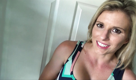 Une femme mature aux gros seins excite son mari pour le sexe et se prend du sperme dans la chatte