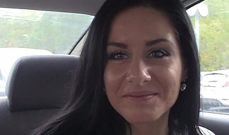 Les mecs ont recruté une chaude brune pour du sexe dans son appartement