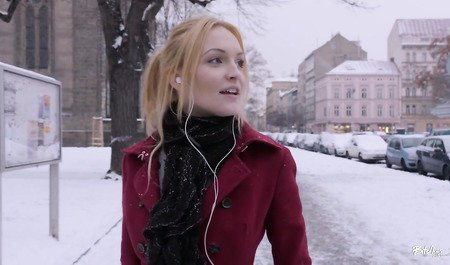 Sexe anal d'une blonde avec un voisin mécontent