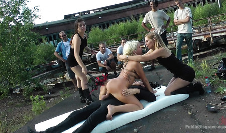 Blonde s'amuse avec du BDSM en extérieur en compagnie de deux copines dominantes