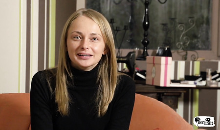 Une fille russe se fait enculer avec un agent dans un studio érotique