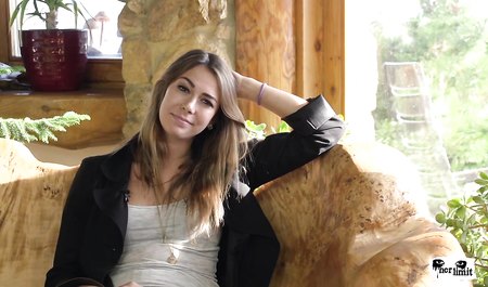 Une russe se fait enculer lors d'un casting avec un homme tatoué en Amérique