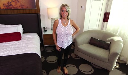 Une jolie milf aux gros seins se fait enculer par son amant lors d'un casting à domicile