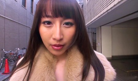 Une charmante asiatique suce le bout d'un mec dans la rue et s'y fait prendre en levrette