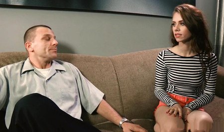 Le mec d'à côté séduit une belle jeune femme pour du sexe oral