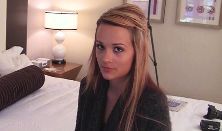 Un jeune étudiant de dix-neuf ans se fait fesser dans tous les trous par un agent lors d'un casting