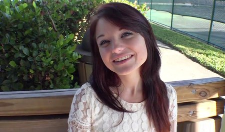 Au lieu de rencontrer son petit ami, la minx a couché avec un pick-up avec une éjaculation