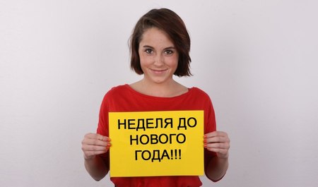 Un étudiant tchèque suce la bite d'un agent et baise en levrette sur le canapé lors du casting