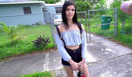 L'artiste du pickup a emmené sa copine faire un tour en minibus et l'a baisée en levrette dans la cabine