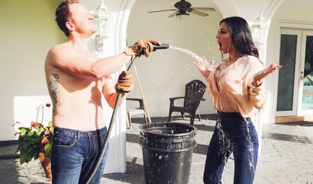 Une femme aux gros seins est arrivée au fond du jardinier et a eu une bite chaude dans sa chatte en levrette