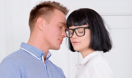 Un mec de Saint-Pétersbourg a ramené la fille à la maison et l'a baisée sur invitation