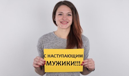 Une jolie fille de Prague suce la bite d'un agent et a des relations sexuelles avec lui dans un studio érotique