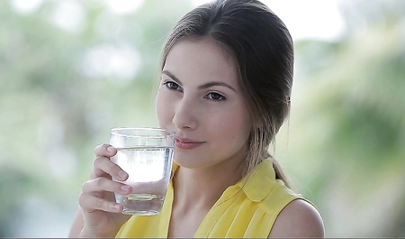 Il a léché la fente de sa copine avec sa langue