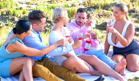 Orgie orageuse dans la nature avec deux mecs et trois filles