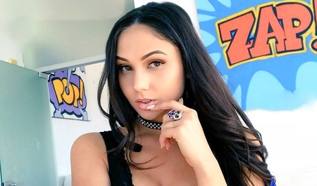 Une fille aux cheveux noirs fait plaisir à son amant avec du sexe anal