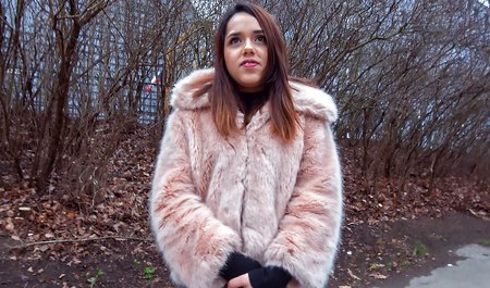 Un artiste de ramassage a baisé une nana d'Amsterdam pour de l'argent dans l'entrée la plus proche