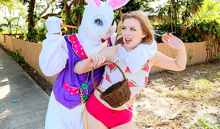 Le gars a protégé la fille du lapin et a fait frire la mignonne pour fêter ça