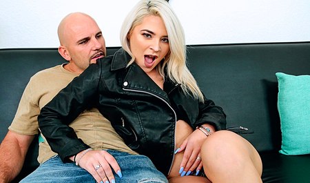 Une blonde bien roulée séduit un grand mec pour du sexe lors du premier rendez-vous