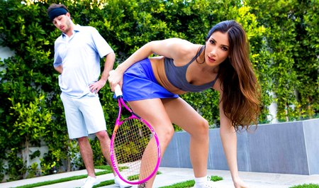 Une jeune femme a invité un homme pour jouer au tennis, mais a couché avec lui