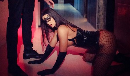 Petite amie aux gros seins a serré un mec le soir dans les meilleures traditions du BDSM