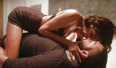 Le directeur du collège baise durement le professeur sur la table après les cours