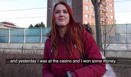 J'ai ramassé une belle nana de Prague dans la rue et je l'ai baisée à la maison pour de l'argent