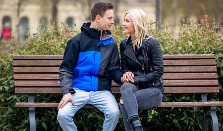 Un mec invite une fille à la maison et la baise avec une éjaculation