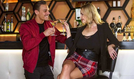 Une blonde de Saint-Pétersbourg a récupéré un étranger dans un bar et l'a baisé chaleureusement dans sa chambre