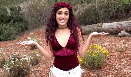 Un mec baise avec sa copine en extérieur et à la maison