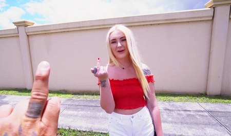 Une belle blonde a été rôtie et battue dans un minibus