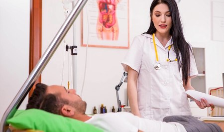 Un jeune médecin a sucé le pénis d'un homme inconscient et a eu des relations sexuelles torrides au travail