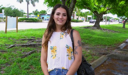 Un amateur de camionnette barbu a ramassé une adolescente et l'a baisée dans la cabine d'un minibus