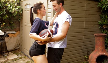 La charmante Alina Lopez, au lieu de jouer au rugby, couche avec un ami