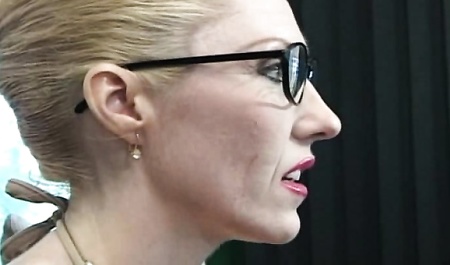 Un prof mature baise avec un jeune nerd