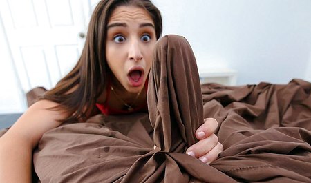 J'ai remarqué la grosse bite de mon demi-frère et je l'ai sucée avec continuation