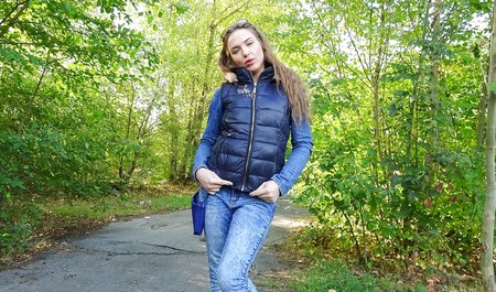 Le gars a ramassé une nana de touriste le matin et l'a fait frire dans les buissons voisins