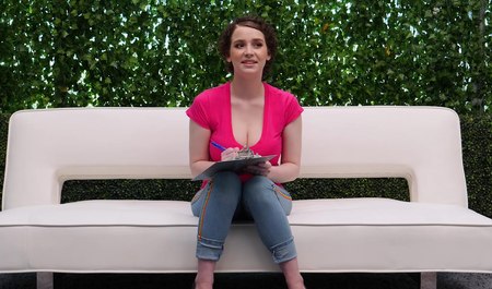 Une fille aux gros seins et aux boucles a des relations sexuelles interraciales pour la première fois lors d'un casting