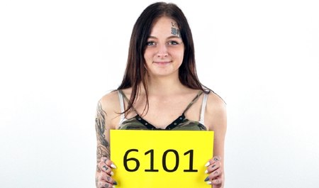 Une fille tchèque suce le côté de son agent et le remue pendant le sexe au casting