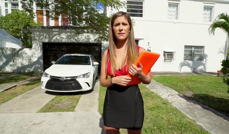 Un mec chauve a emmené une prof aux gros seins et l'a baisée pour de l'argent en chemin