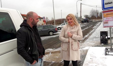 Brutal a embauché une conductrice et a baisé un passager dans la voiture