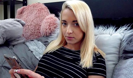 J'ai attrapé ma voisine blonde le matin et j'ai couché avec elle