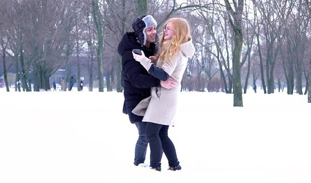 Un jeune couple de Saint-Pétersbourg, après les cours à l'université, est pressé de faire l'amour dans l'appartement