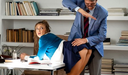 Une belle étudiante locale baise bien avec un professeur en classe