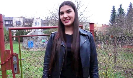 Un ami n'est pas venu à un rendez-vous, alors une belle brune suce la bite du pick-up artiste