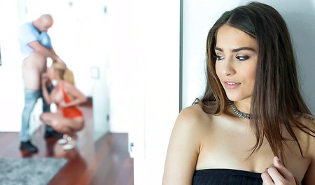 La nana a invité un ami et, avec son parent, a organisé du porno de groupe avec lui