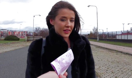 Un mec demande à une fille de montrer ses seins et de faire l'amour dans une voiture pour de l'argent