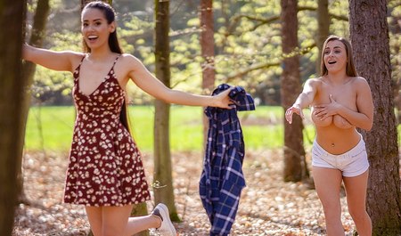 Deux jeunes filles sont allées au bosquet pour cueillir des baies et sont revenues pour avoir des relations sexuelles lesbiennes