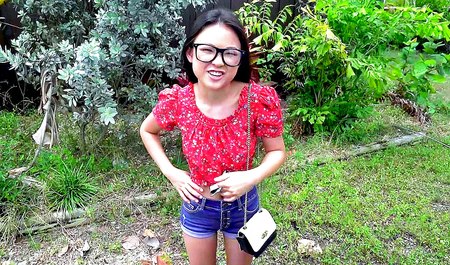 Les gars prennent une jolie fille asiatique et font du porno interracial avec elle dans un minibus